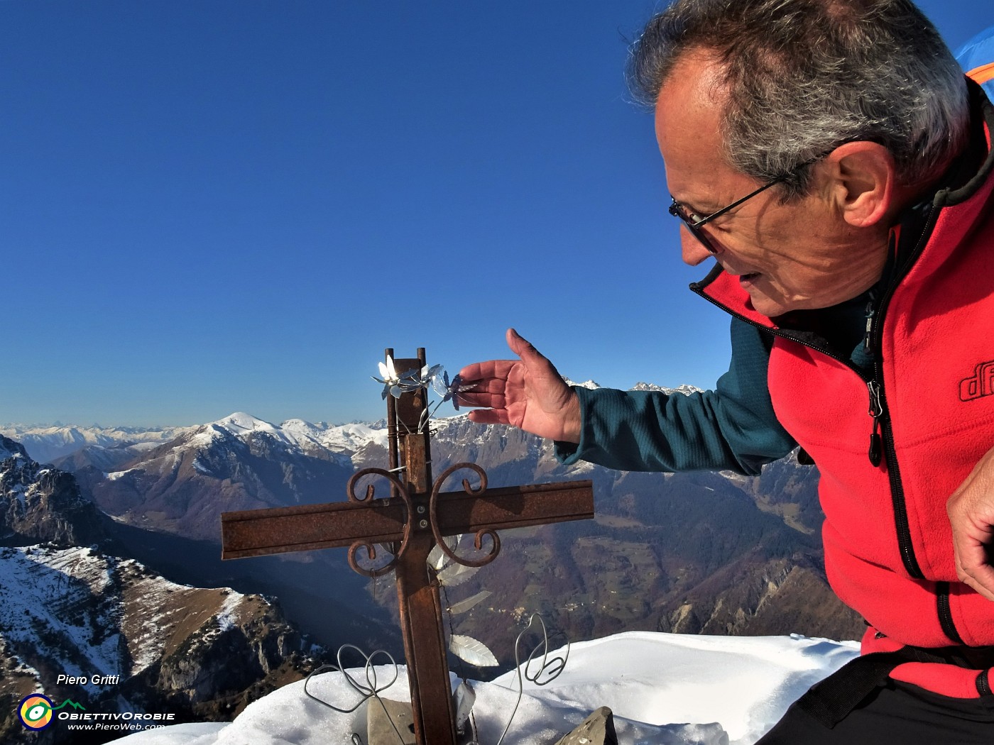 57 Alla crocetta di vetta del Monte Aralalta (2006 m).JPG